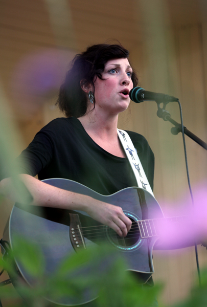 Isabella Persson, &Auml;ntligen m&aring;ndag, Stadsparken, Katrineholm 2011