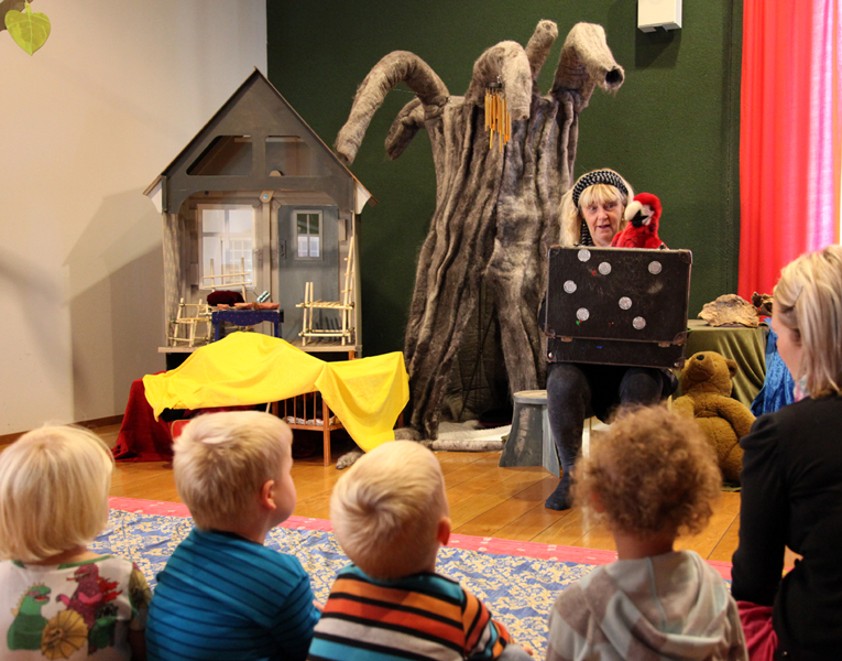 Sagostund med Lisbeth Evaldsson, Kumla bibliotek 2011