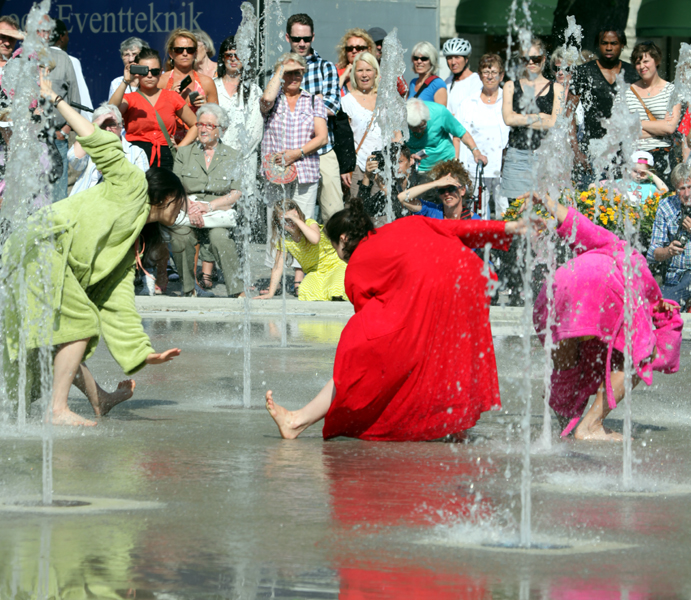 Kompani Raande-Vo, invigning J&auml;rntorget, &Ouml;rebro 2011