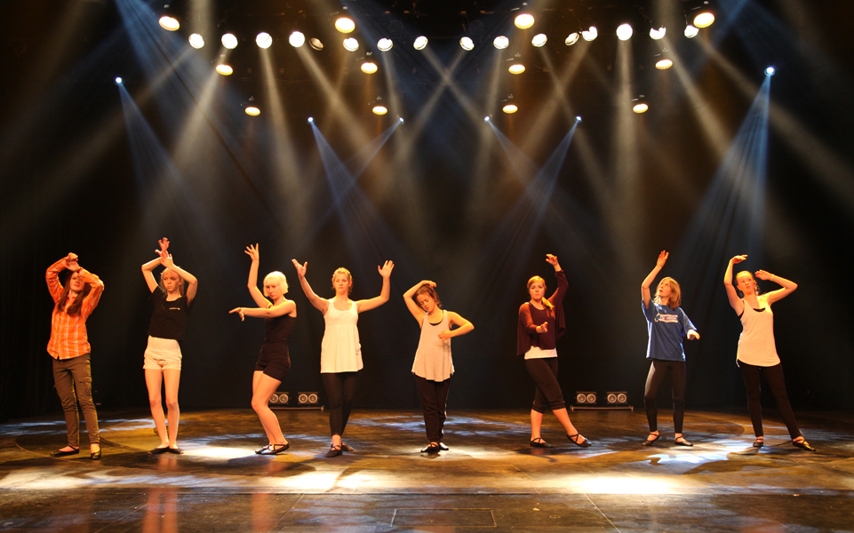 genomträngande dansare tuttar i Örebro genomträngande dansare tuttar i Örebro
